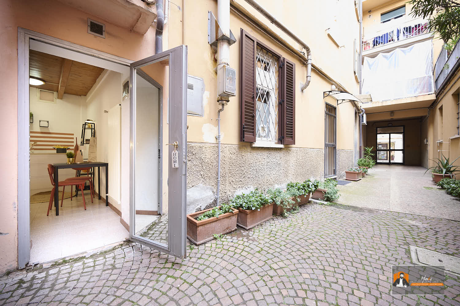 2-Via San Vitale-Bologna-Monolocale-studio apartment-centro storico-centro-vicino ospedale-vicino università-universita’-investimento-studenti-affitto (1) MONOLOCALE in VENDITA nel CUORE del CENTRO STORICO di BOLOGNA | VIA SAN VITALE