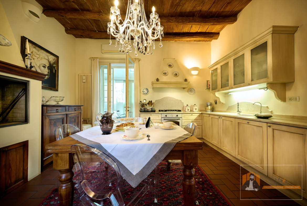 VILLA SINGOLA RISTRUTTURATA | 700 mq di GIARDINO, PATIO e CANTINA | FIESSO di CASTENASO