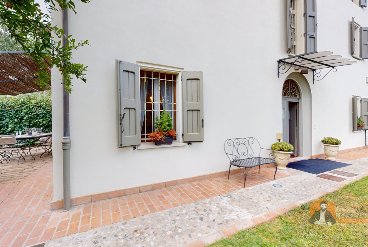 VILLA SINGOLA RISTRUTTURATA | 700 mq di GIARDINO, PATIO e CANTINA | FIESSO di CASTENASO