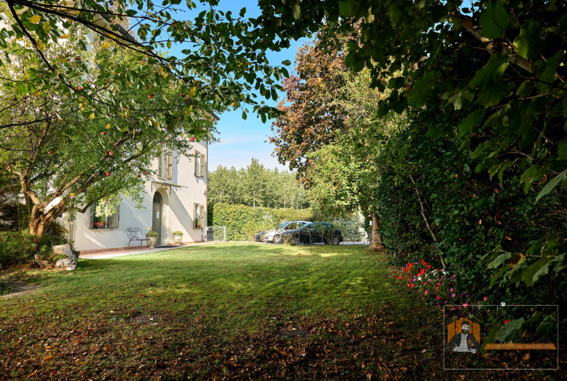 VILLA SINGOLA RISTRUTTURATA | 700 mq di GIARDINO, PATIO e CANTINA | FIESSO di CASTENASO
