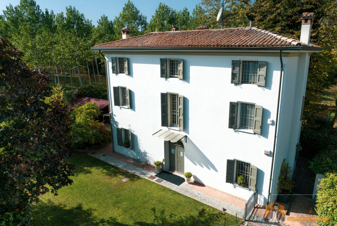 VILLA SINGOLA RISTRUTTURATA | 700 mq di GIARDINO, PATIO e CANTINA | FIESSO di CASTENASO