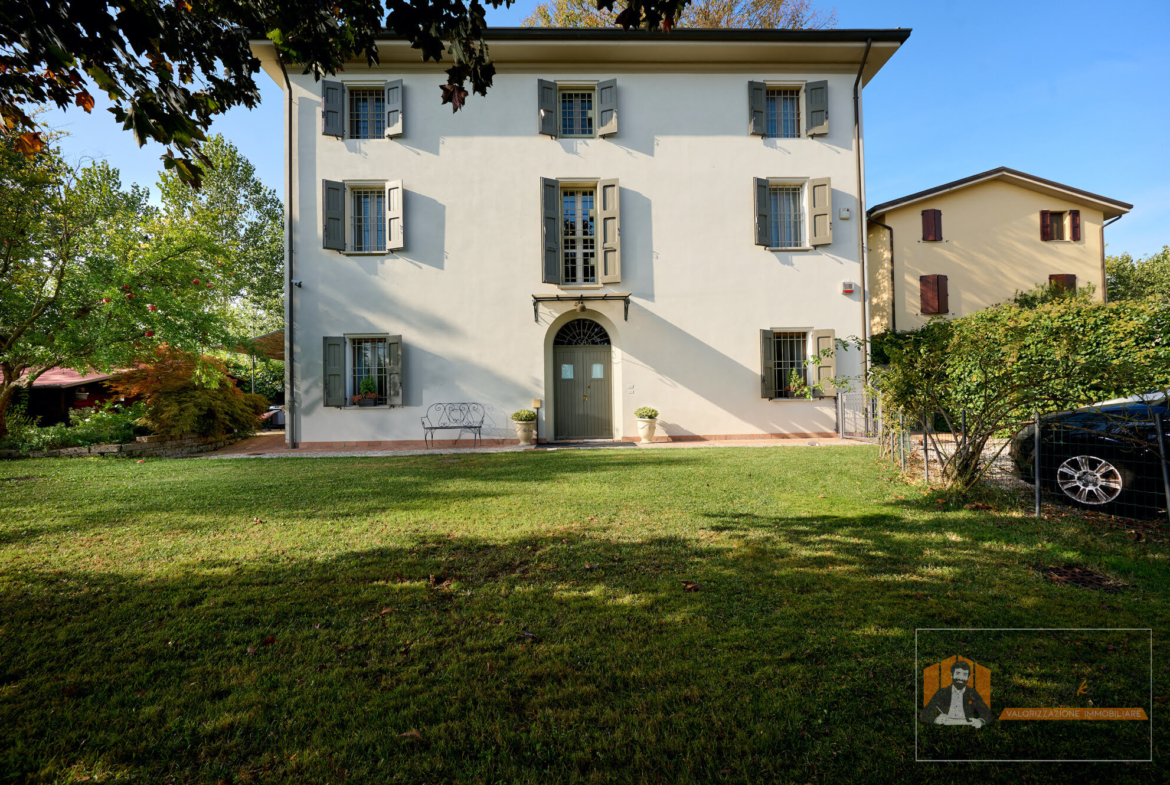 VILLA SINGOLA RISTRUTTURATA | 700 mq di GIARDINO, PATIO e CANTINA | FIESSO di CASTENASO