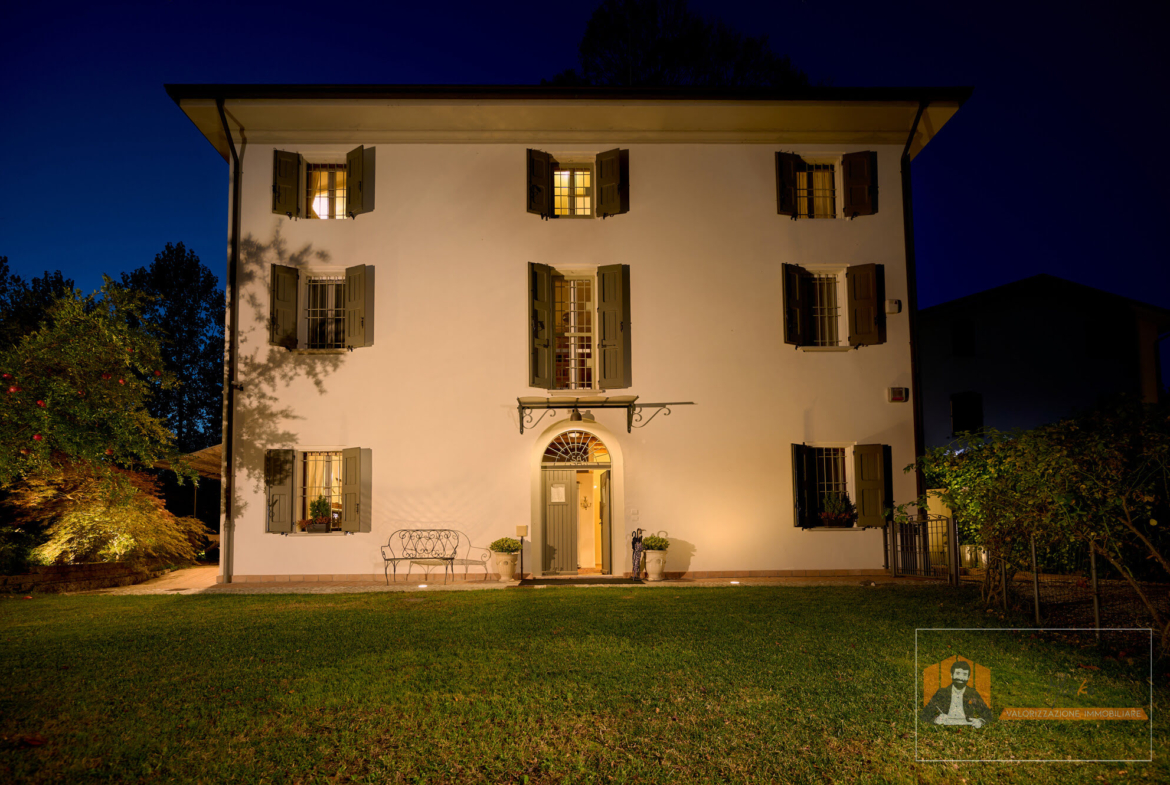 VILLA SINGOLA RISTRUTTURATA | 700 mq di GIARDINO, PATIO e CANTINA | FIESSO di CASTENASO